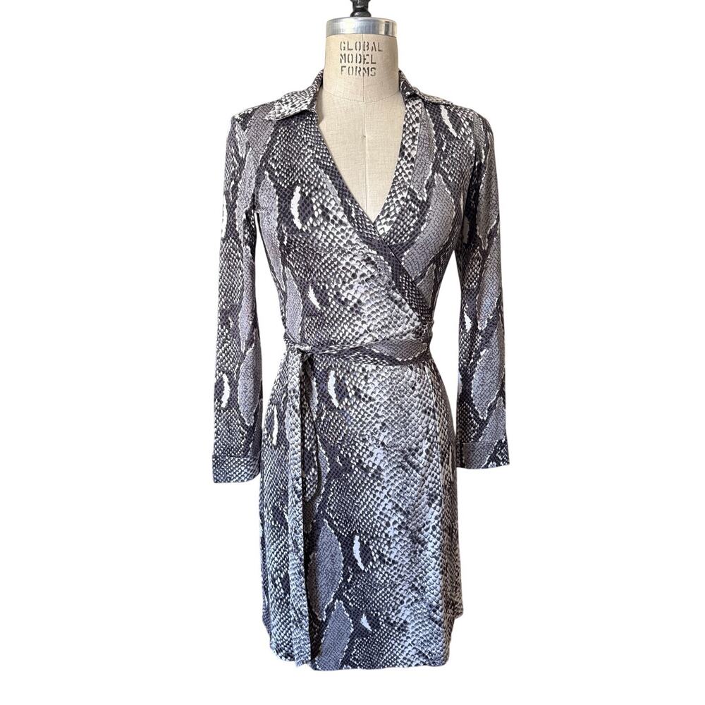 Diane Von Furstenberg Iconic Silk Jeanne Wrap Dress in Gray Python Print Size 4